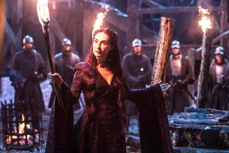 GoT-Melisandre-with-torch-768x512